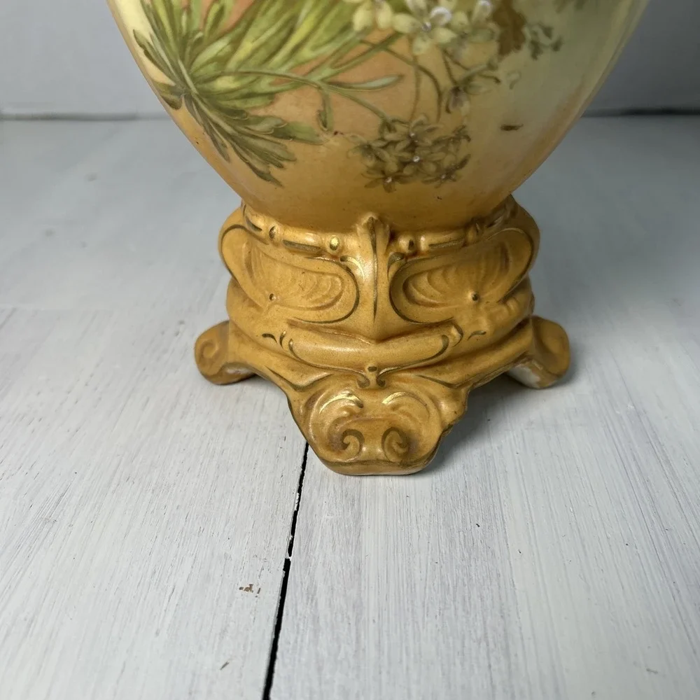 ANTIQUE ROYAL WETTINA FOOTED VASE-AUSTRIA-ROBERT‎ HANKE LATE 19th CENTURY 1508